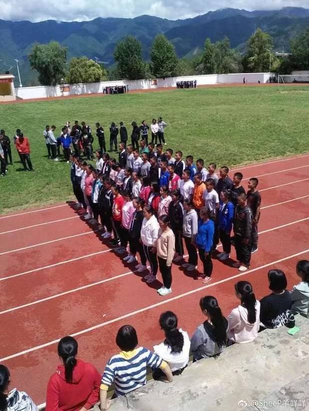 鹿晗发起公益活动足球第一课