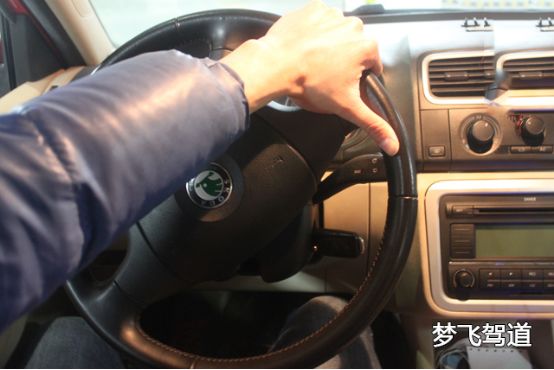 方向盘如何防止打反,方向盘怎么打才能减少安全隐患