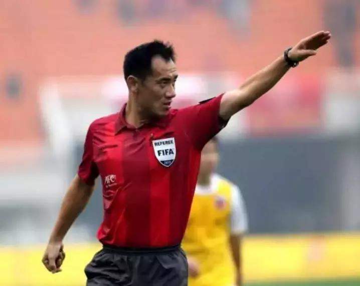 足球比赛中，如果裁判把球踢进球门，算不算球进？