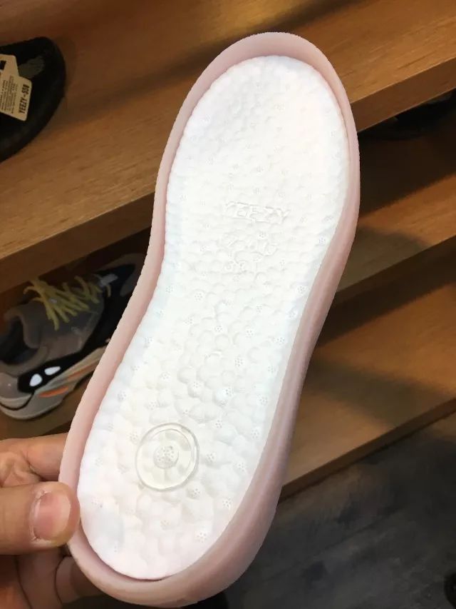 我冒着生命危险暗访了定价1999元的山寨YEEZY订货会