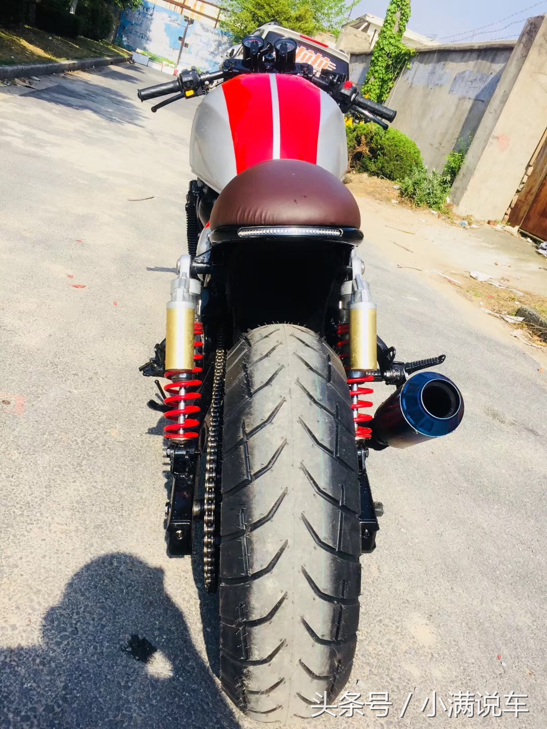 最帅复古摩托车街头回头率百分百,天气越来越热骑三轮车