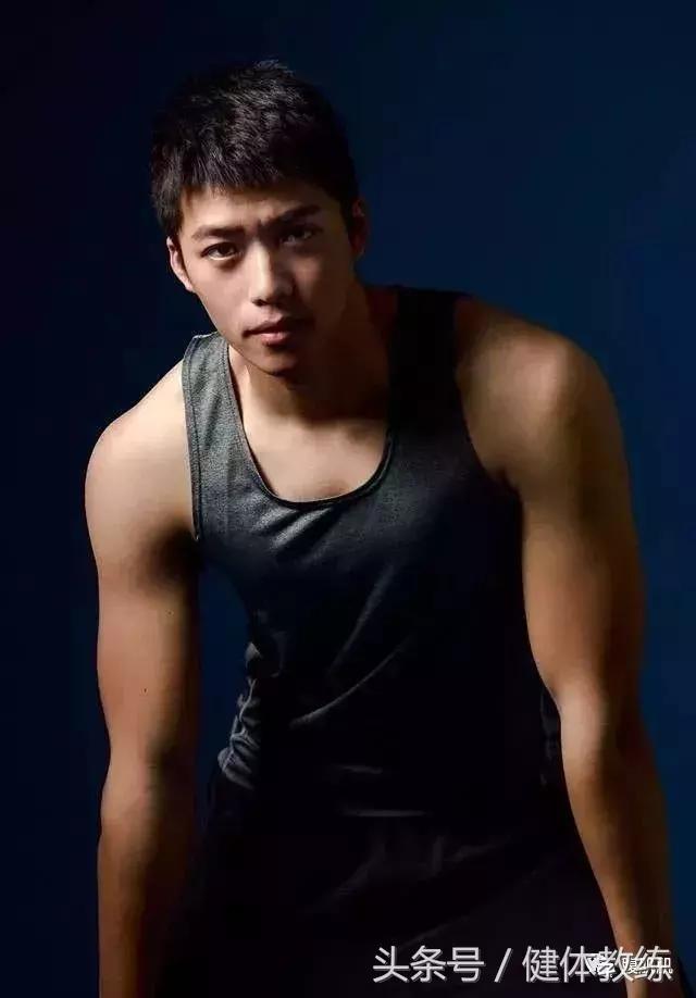 足球小哥去当兵了还拍照，鲜嫩可口会不会被……？