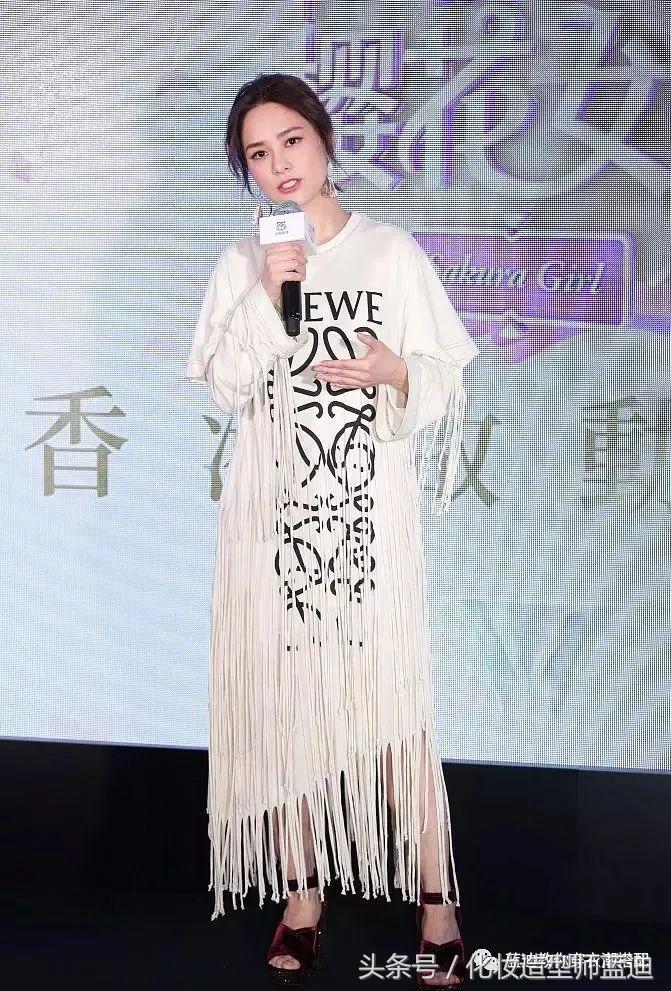 周冬雨庆典着装,周冬雨杨紫红装