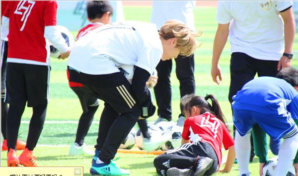 鹿晗媒体采访谈恋情,鹿晗谈足球