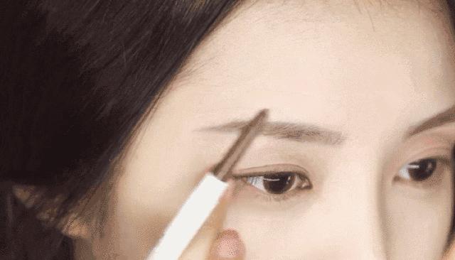 单眼皮肿眼泡无神怎么办,单眼皮肿眼泡眼妆怎么化