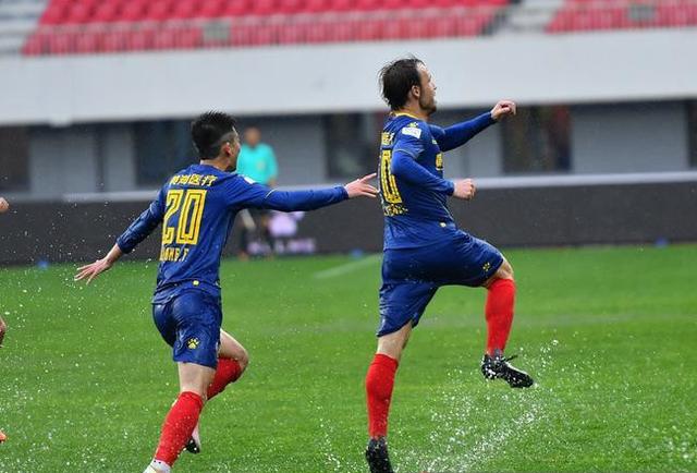 足球变水球！场地气坏北控外援，拿场外足球撒气却吃黄牌真心冤！