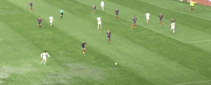 足球变水球！场地气坏北控外援，拿场外足球撒气却吃黄牌真心冤！