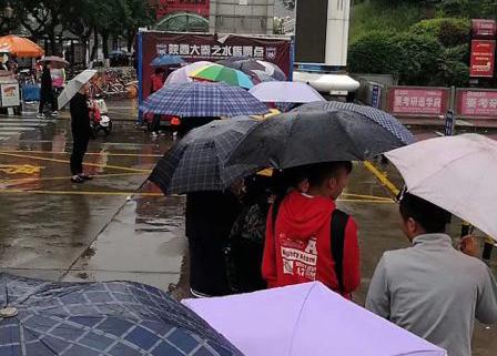 凌晨四点冒雨排长队，只为一张西北狼的球票，这样的人最可爱