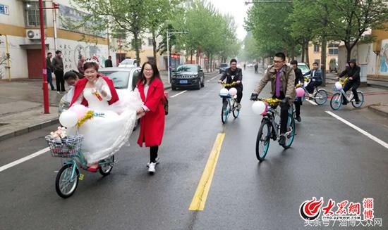 小伙骑共享电动车接亲,90后小伙骑共享单车娶亲