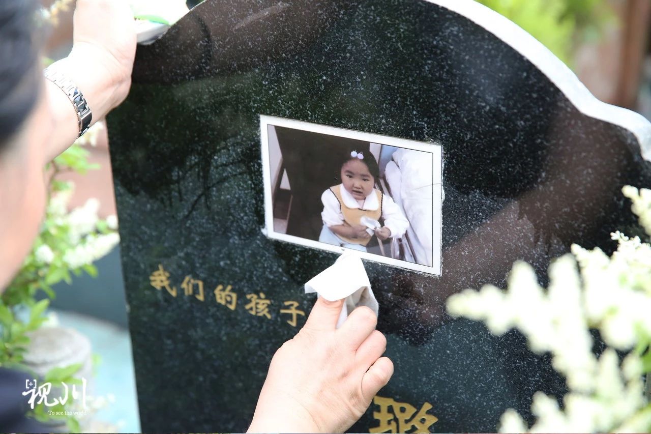 气球葬礼母亲,气球墓园