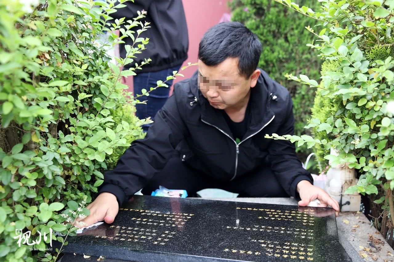 气球葬礼母亲,气球墓园