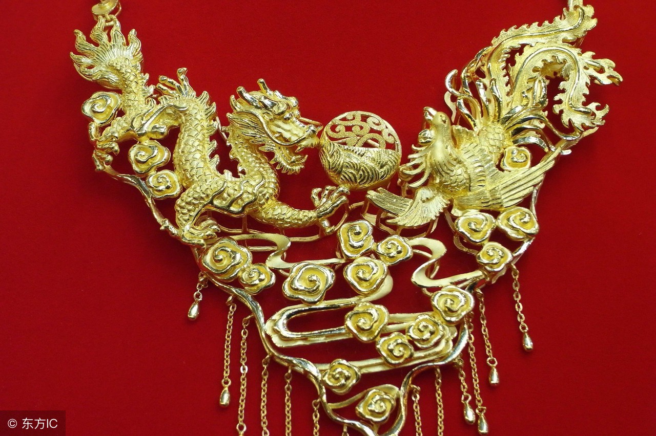 订婚为什么要买戒指项链手镯,订婚戒指和三金是一个东西吗