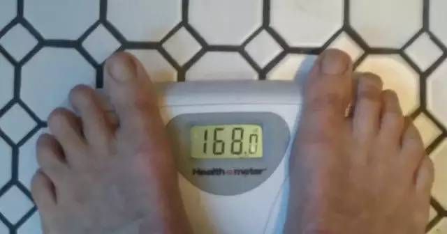 男子一天喝了24罐红牛的下场,男子喝5瓶红牛后惊人的一幕