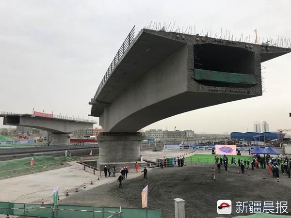 晨看*疆新**｜五一高速小型客车免费通行，*疆新**4300吨铁路桥转体对接