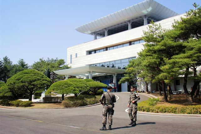 晨看*疆新**｜五一高速小型客车免费通行，*疆新**4300吨铁路桥转体对接