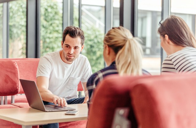 在工作中如何和异性同事相处,工作上和异性同事联系