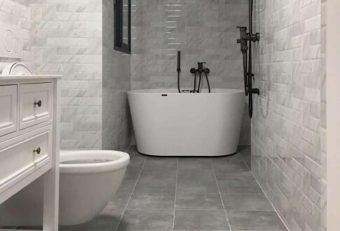 独立浴缸怎么装好看,浴室里面装上浴缸怎样搭配好看