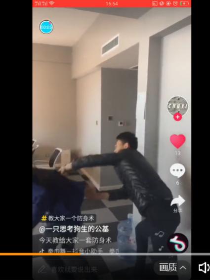 女子险遭侵犯被出租车司机救下,女子险被陌生人拉走