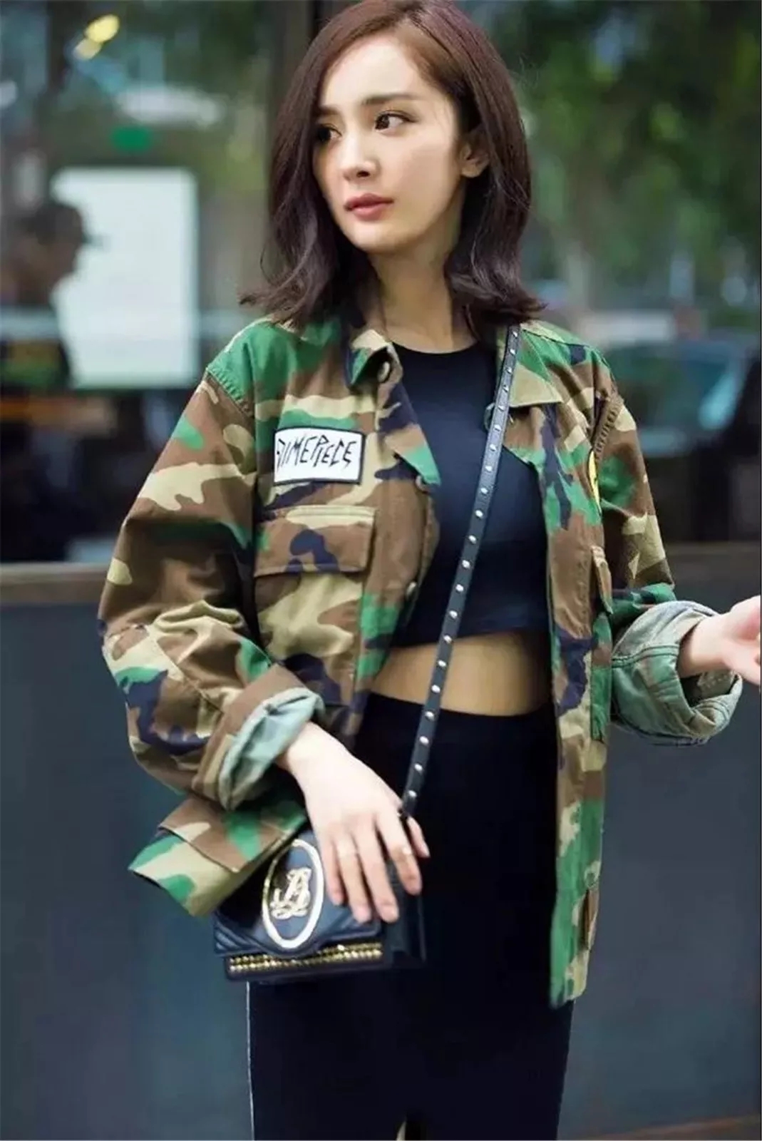 女生秋冬季迷彩外套搭配,好看迷彩服女外套