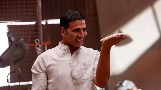 这个穿上女式*裤内**,血漏裤子,成全村变态的他,为爱造出了卫生巾