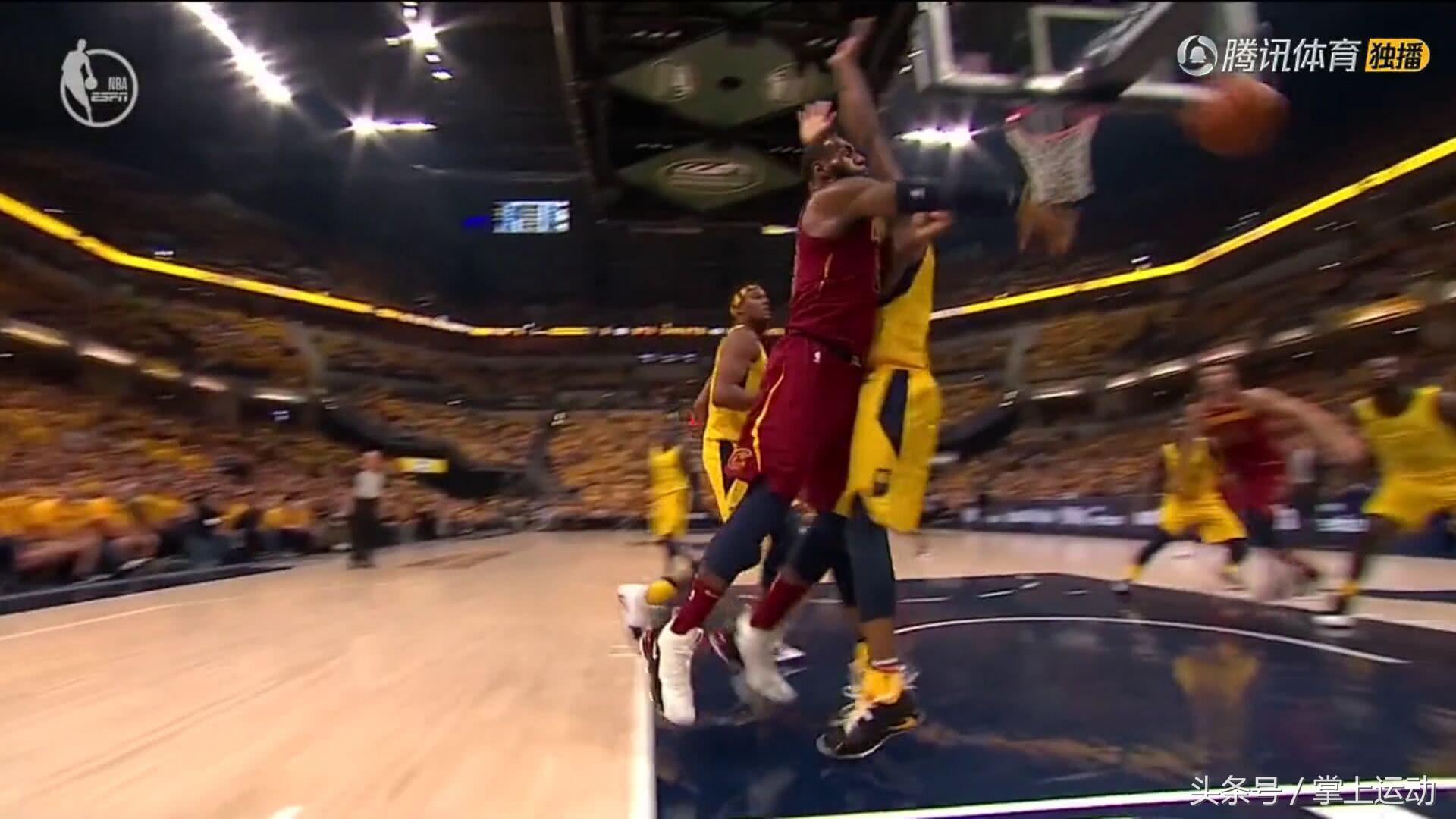 詹姆斯肘击对手致其出血遭驱逐,詹姆斯被肘到眼角出血