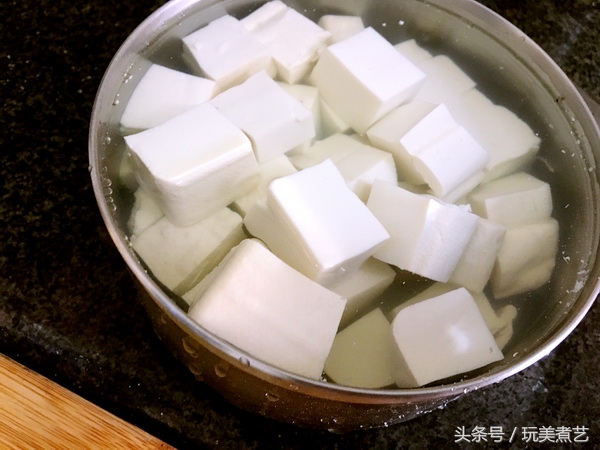 鱼头炖豆腐的经典做法不放辣椒,鱼头焖豆腐不加一滴水却非常好吃