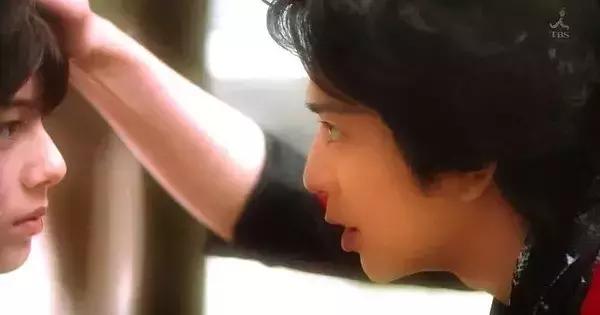 剧情老套夸张但没有违和感 (剧情很老套但是很好看)