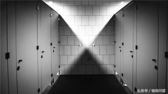 公厕蹲坑比马桶更卫生吗,公厕马桶还是蹲坑比较好