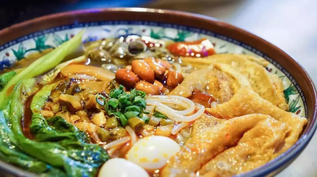 一碗螺蛳粉爱上一座城,一碗螺蛳粉只吃一半