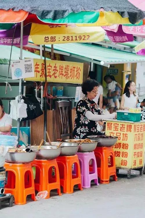 一碗螺蛳粉爱上一座城,一碗螺蛳粉只吃一半