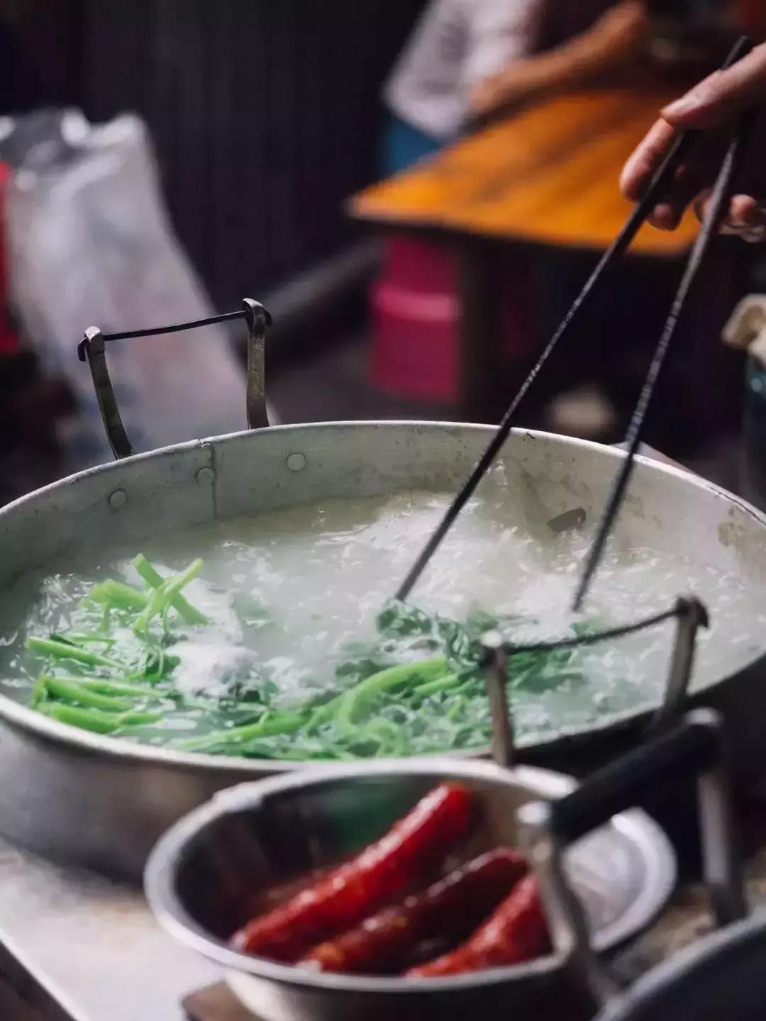 一碗螺蛳粉爱上一座城,一碗螺蛳粉只吃一半