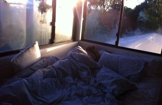 女孩宫外孕破裂男友收集证据赔偿,女子流产致残同居男友要不要担责