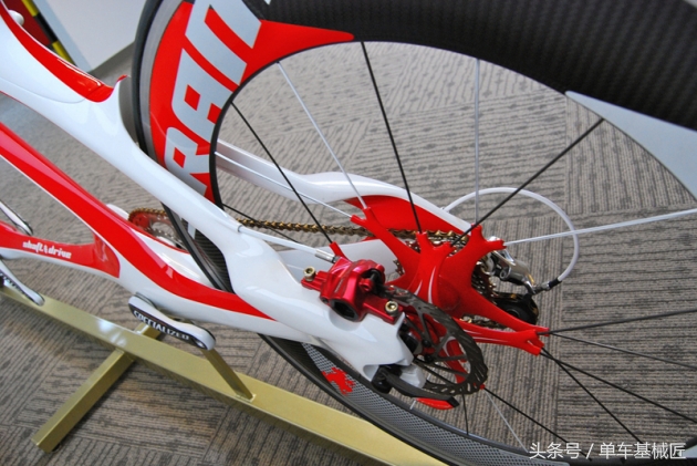 这辆双人自行车名叫“超级撕裂机器”，看过介绍，我觉得当之无愧