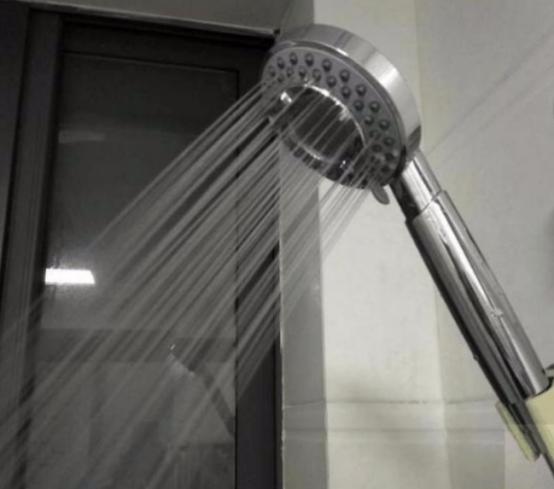 家里花洒出水小怎么办,花洒喷头堵了用什么能清理干净