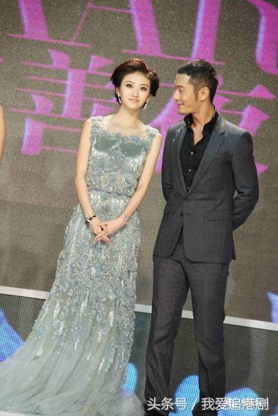 张钧甯被鱼尾裙坑了?她身上这条美上热搜的礼服裙被质疑是山寨的