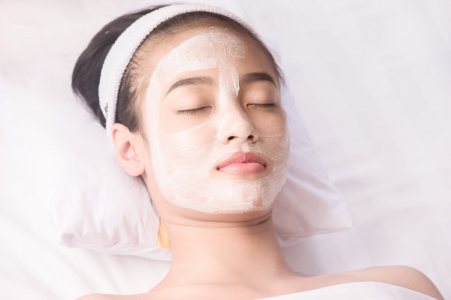 毛孔粗大有黑头怎么彻底解决,黑头严重毛孔粗大如何改善