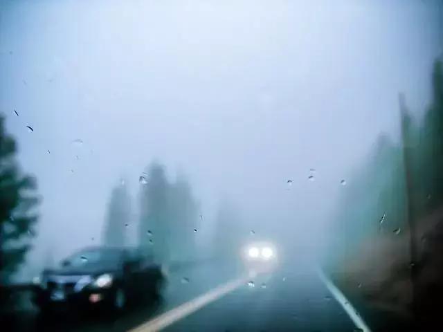 开车躲避打雷注意什么,下雨天打雷闪电可以开车吗