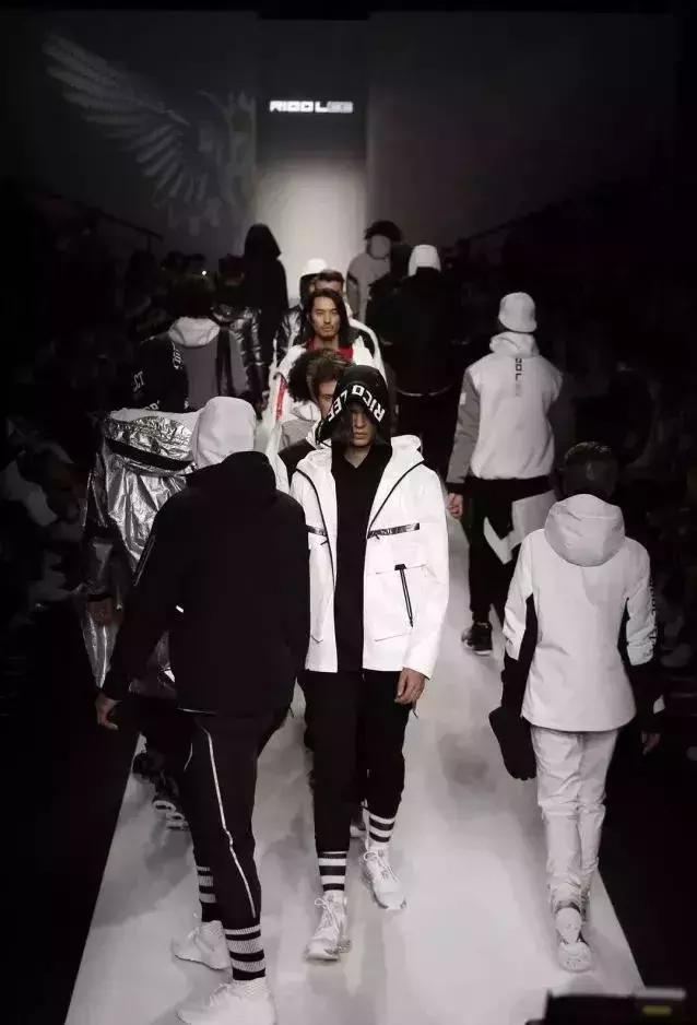 这还是老村炮安踏吗?全新太空鞋潮炸了,半个欧美朋友圈都在跪舔