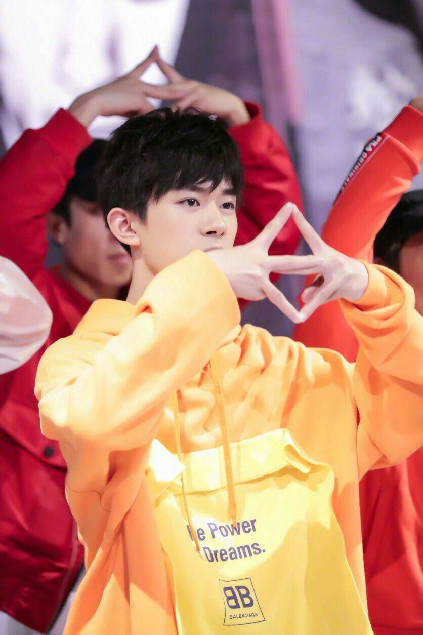 我家男神初长成易烊千玺街拍,易烊千玺年少成名百炼成钢