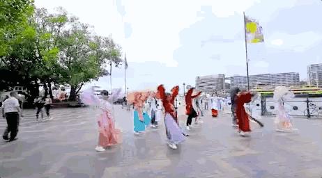 中国姑娘汉服惊呆外国人视频,中国姑娘在国外街头穿汉服惊艳了