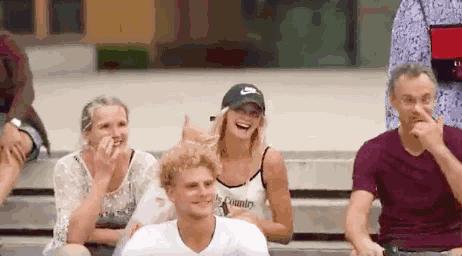 华丽汉服在外国街头惊艳外国人,中国汉服小姐姐美到哭了