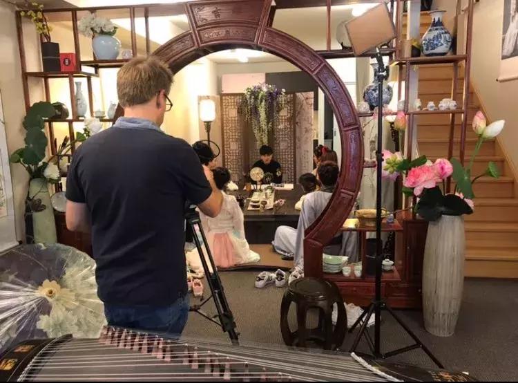 中国姑娘汉服惊呆外国人视频,中国姑娘在国外街头穿汉服惊艳了