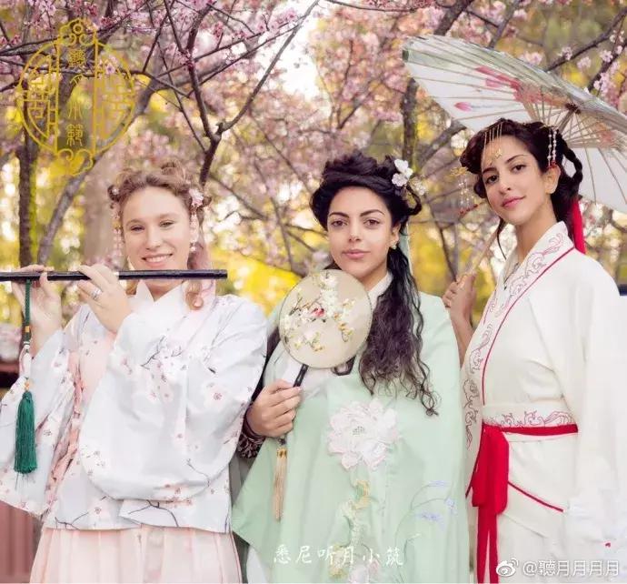 中国姑娘汉服惊呆外国人视频,中国姑娘在国外街头穿汉服惊艳了