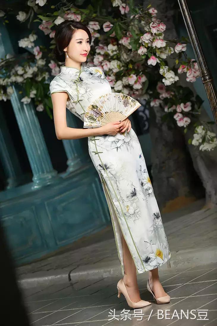 印花旗袍美女穿着更有气质,旗袍呈现出的古典美
