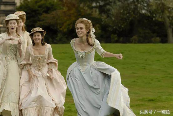 她是平胸的纸片姑娘，却是性感的英伦玫瑰，美得颠倒众生！