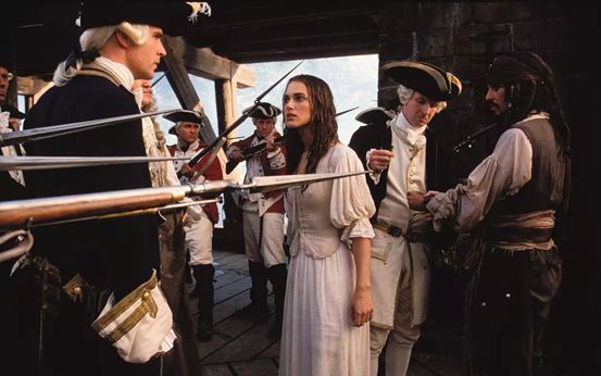 她是平胸的纸片姑娘，却是性感的英伦玫瑰，美得颠倒众生！