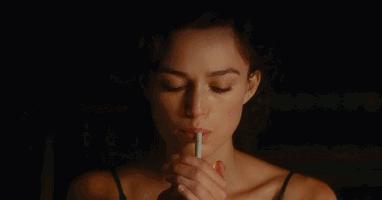 她是一个平胸的女子,她是一个平胸女子