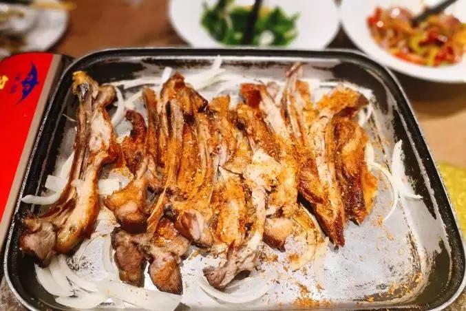 夜晚蒙古包吃烤全羊的真实视频,蒙古包里吃烤全羊一定要有仪式感