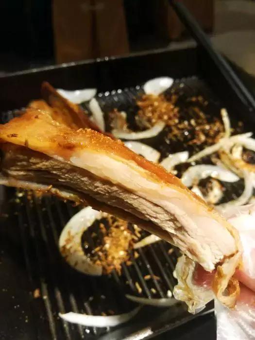 夜晚蒙古包吃烤全羊的真实视频,蒙古包里吃烤全羊一定要有仪式感