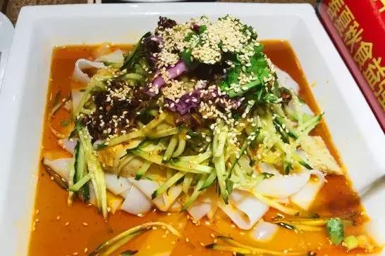 夜晚蒙古包吃烤全羊的真实视频,蒙古包里吃烤全羊一定要有仪式感